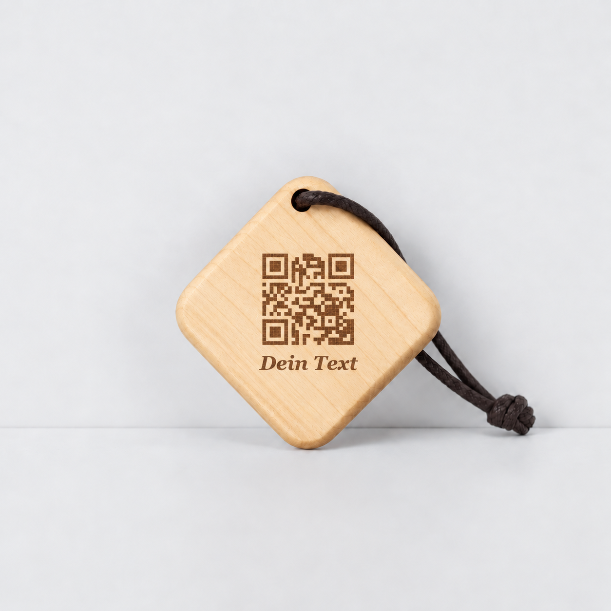 Piep-Post – QR-Holzanhänger Quadro · Ahorn – Beispielgravur