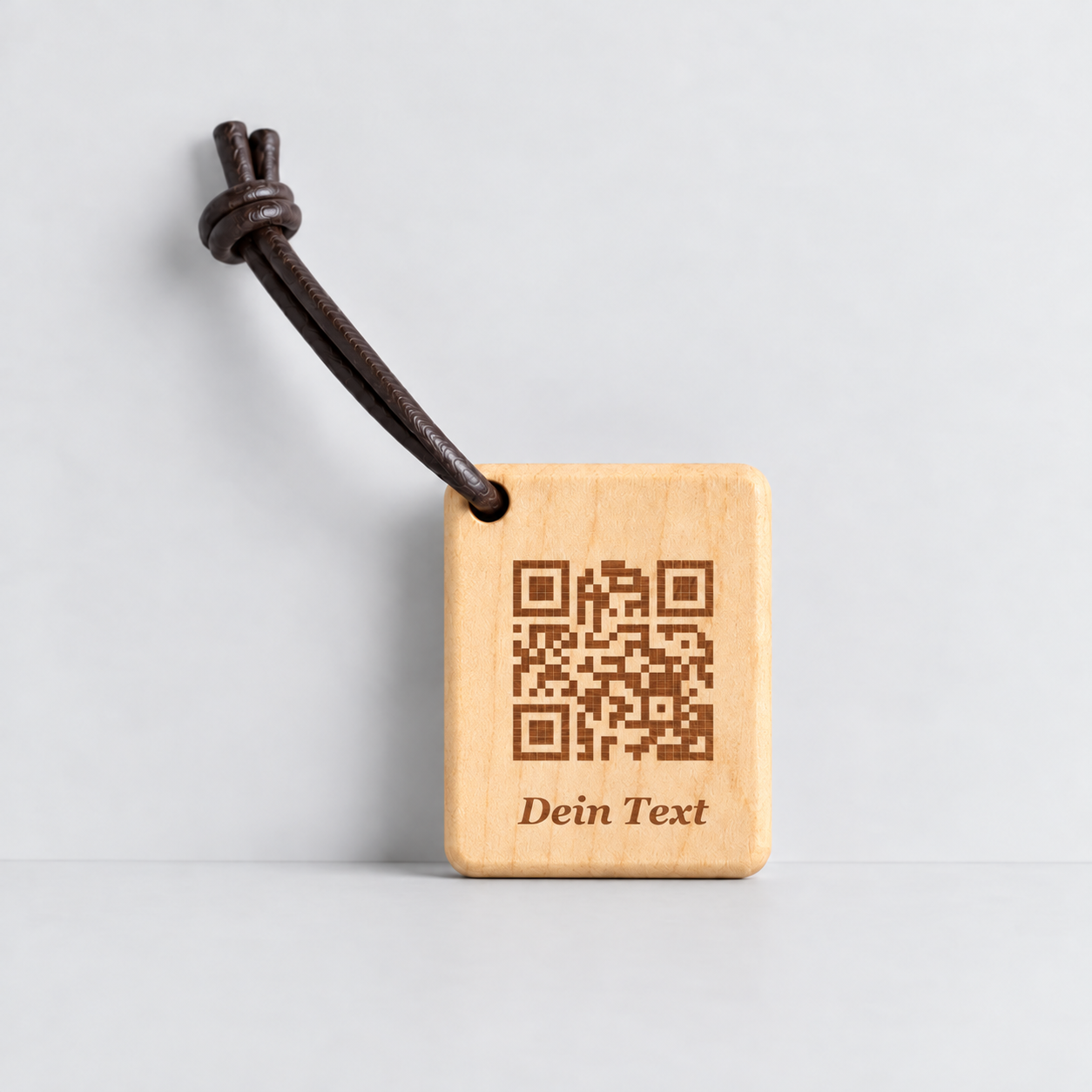 Piep-Post – QR-Holzanhänger Rechteck hochkant · Ahorn – Beispielgravur
